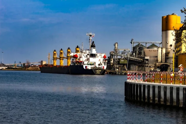 haven, loading dock, gdansk, polen. Groothandel starten: welke inschrijvingen en vergunningen heb je nodig?