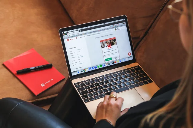 woman, communication, network, search, job seeker, office, business, meeting, team, teamwork, marketing, entrepreneur, career, course, work, businesswoman, study, student, intern, trainee, contact, information, job seeker, job seeker, job seeker, job seeker, job seeker, trainee, trainee. Marktplaats of eigen B2B-webshop: afwegingen voor groothandelaren